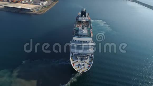 蓝色海洋中的旅游船鸟瞰图视频的预览图