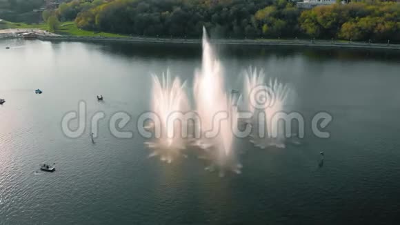 日落时的高喷泉无人驾驶飞机的空袭视频的预览图