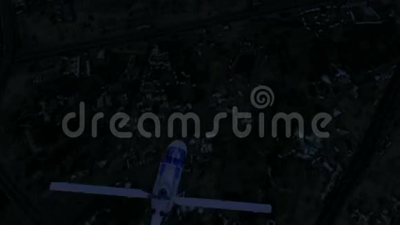 飞越高山和湖泊的飞行直升机视频的预览图