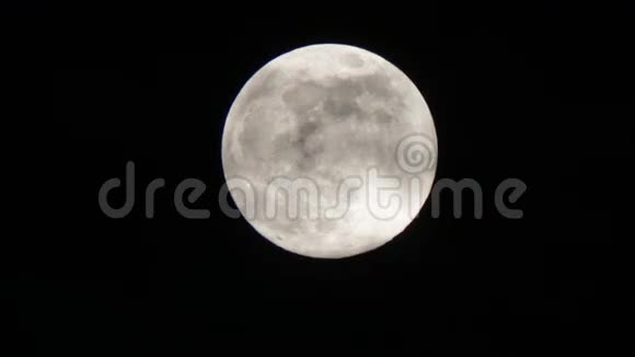 满月在夜空中移动视频的预览图