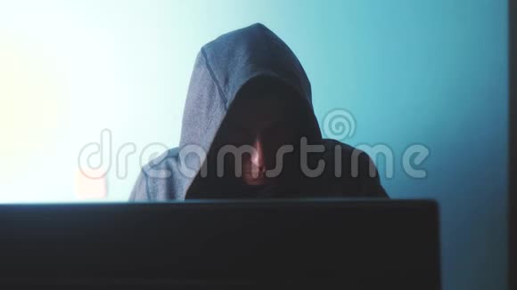 人类黑客在引擎盖的概念未知的黑客罪犯在互联网密码上闯入计算机保护男性视频的预览图