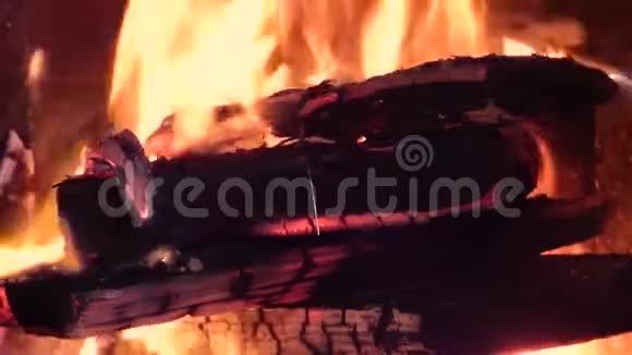 火的背景炉子里的红火焰视频的预览图