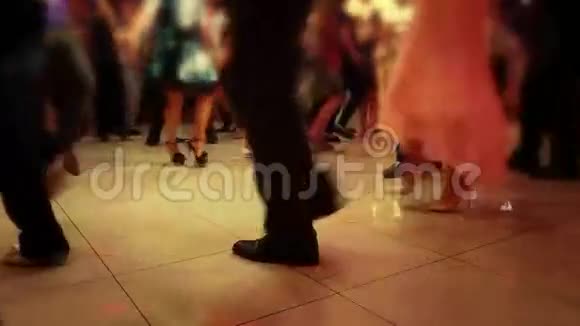 人们跳舞的本土巴尔干舞蹈视频的预览图