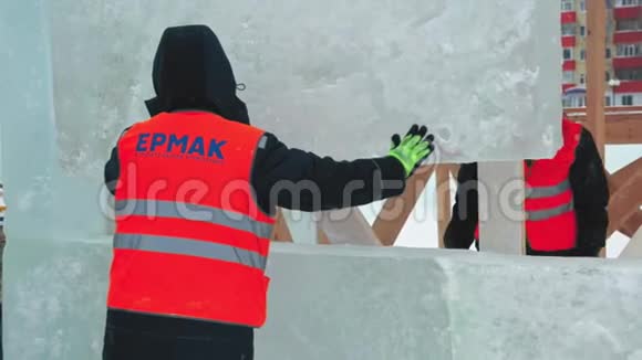 安装冰面板的工人视频的预览图