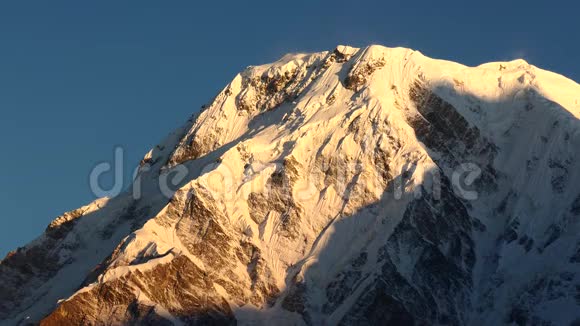安纳普尔纳南峰经过喜马拉雅山安纳普尔纳地区尼泊尔4K视频的预览图