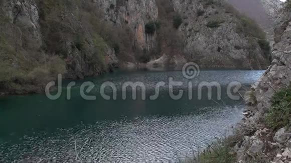 意大利斯坎诺阿布鲁佐射手座山谷的小湖视频的预览图