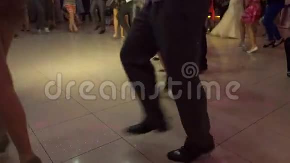 人们跳舞的本土巴尔干舞蹈视频的预览图