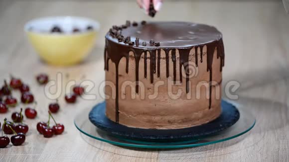 烘焙和装饰巧克力蛋糕巧克力蛋糕装饰视频的预览图