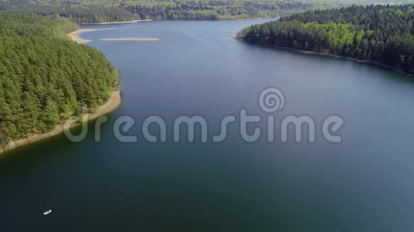 美丽的湖泊鸟瞰图视频的预览图