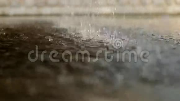 特写的滴水在阳光下视频的预览图