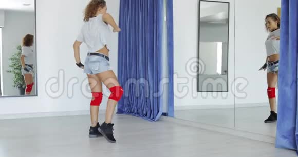 在工作室跳舞的年轻女子视频的预览图