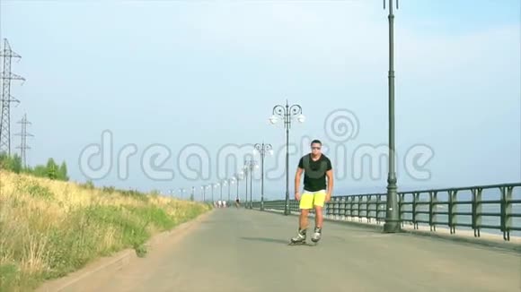 夏季海滨青年男子轮滑视频的预览图