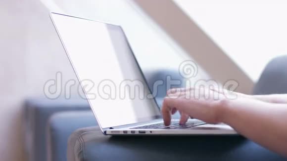 在笔记本电脑上工作的商人视频的预览图