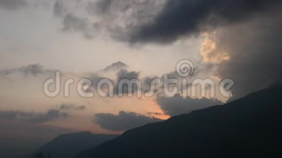 喜马拉雅山谷山上的橙色日出视频的预览图