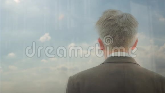 一个白日做梦的商人向窗外张望视频的预览图