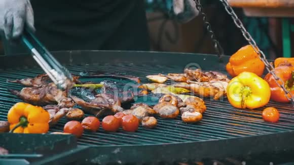 在烤架上准备肉和蔬菜慢动作视频的预览图