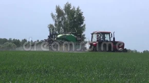 农业拖拉机喷洒作物麦田视频的预览图