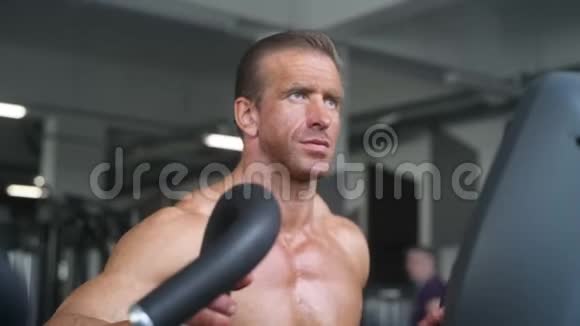 强壮强壮的健美运动员用哑铃给肌肉打气视频的预览图