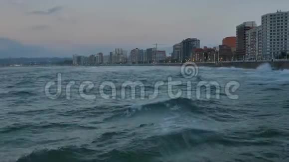 城堤和海浪视频的预览图