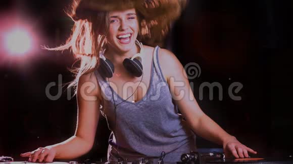 数码动画展示笑嘻嘻的迪斯科骑师在酒吧混音音乐视频的预览图