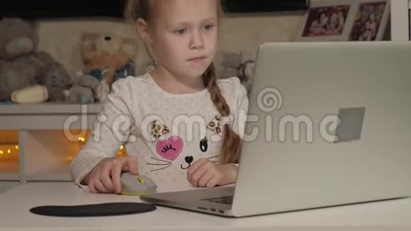 快乐的小女孩在家用笔记本电脑工作视频的预览图
