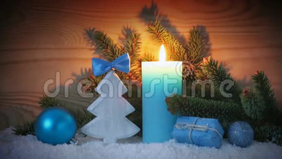 冒险蜡烛和蓝色装饰与雪圣诞节背景视频的预览图