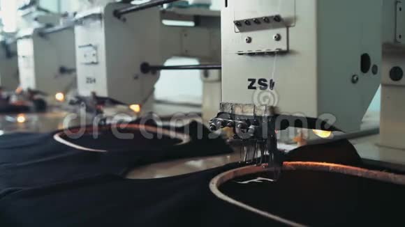 服装厂专业设备在工作过程中慢动作视频的预览图