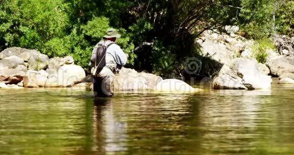 人类在河里钓鱼视频的预览图