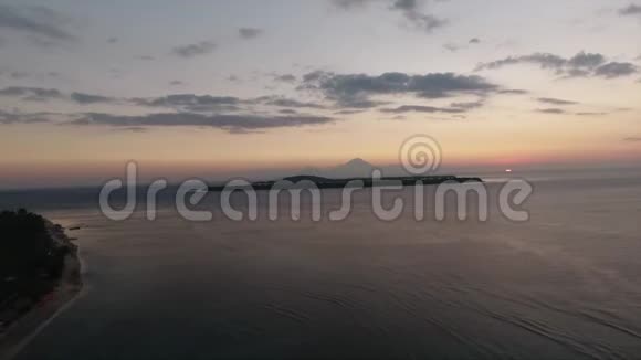 夏季日落时海水倒映天空景色优美视频的预览图