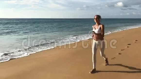 健康年轻女子在海滩上跑步视频的预览图