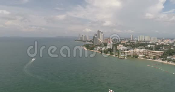从空中俯瞰芭堤雅的天际线芭堤雅市Chonburi视频的预览图