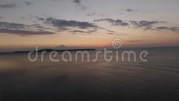 夏季日落时海水的静止反映了晴朗的天空视频的预览图