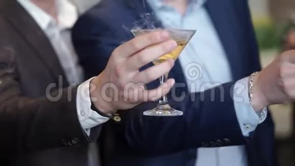 派对上有一杯起泡酒的人视频的预览图