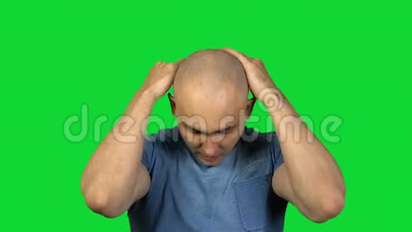 绿背景的秃头视频的预览图