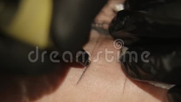 纹身艺术家在工作室做纹身纹身在身体上近点视频的预览图