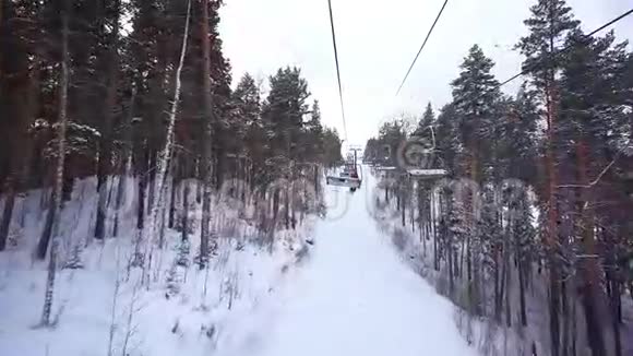 滑雪道带提椅在山上度假视频的预览图