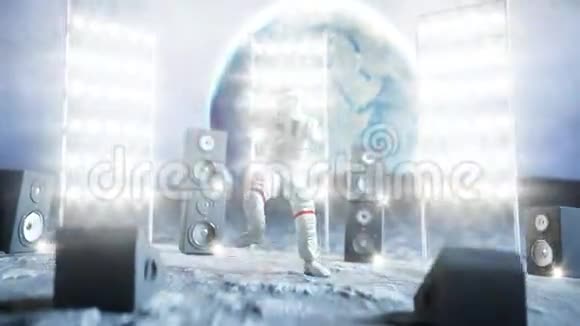有趣的宇航员在月球上跳舞现实的4k动画视频的预览图