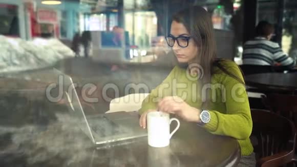 在咖啡馆工作的漂亮年轻女子视频的预览图
