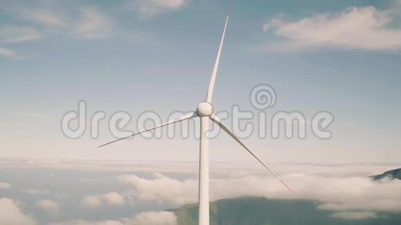 产能风力涡轮机的鸟瞰图视频的预览图