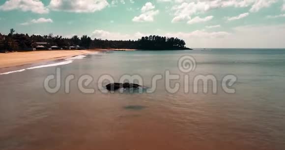 飞越美丽热带岛屿的海水视频的预览图