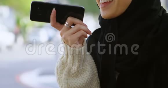 戴头巾的女人打电话4k视频的预览图