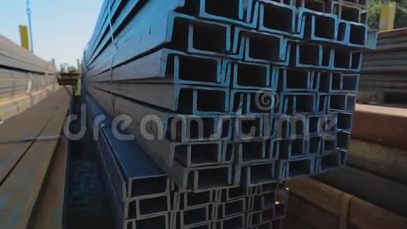 金属通道成排铺设在开放式金属仓库仓库内的大型金属通道视频的预览图
