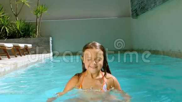 小女孩在游泳池里玩得开心视频的预览图