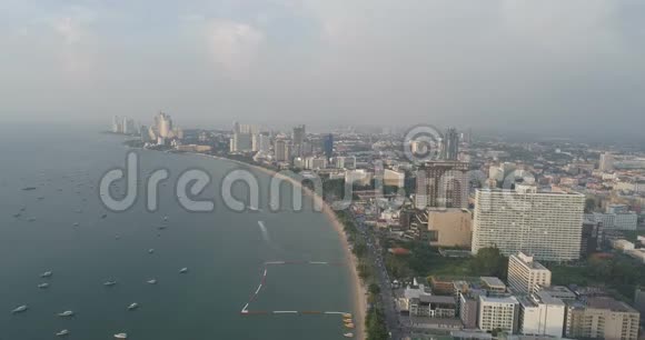 从空中俯瞰芭堤雅的天际线芭堤雅市Chonburi视频的预览图