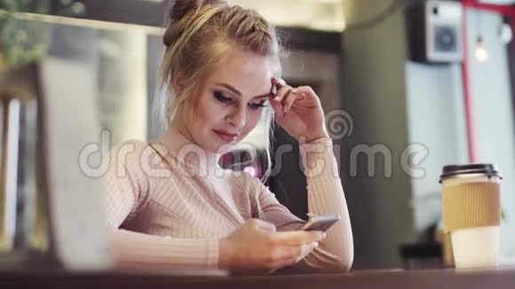 时尚的年轻女性用她的手机发信息现代技术社交网络社交化过程视频的预览图