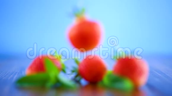 成熟的红色有机草莓视频的预览图