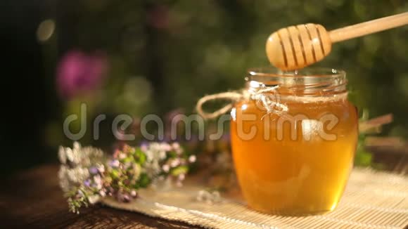 桌上的罐子里有美味的蜂蜜视频的预览图