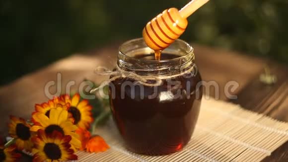 桌上的罐子里有美味的蜂蜜视频的预览图