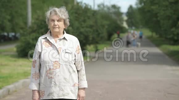 公园内严肃的老妇人画像视频的预览图