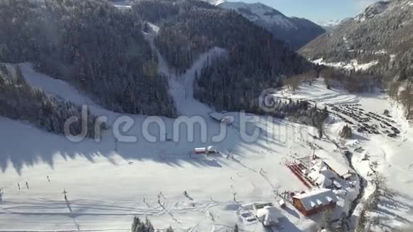 滑雪场的鸟瞰图视频的预览图